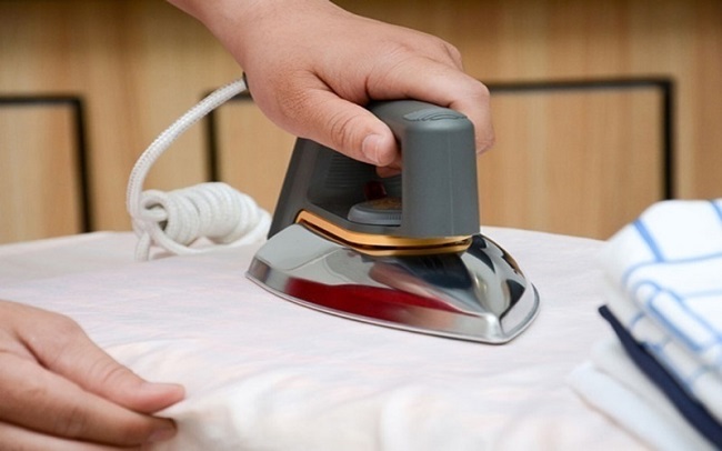 Bàn ủi khô và bàn ủi hơi nước - kẻ tám lạng người nửa cân